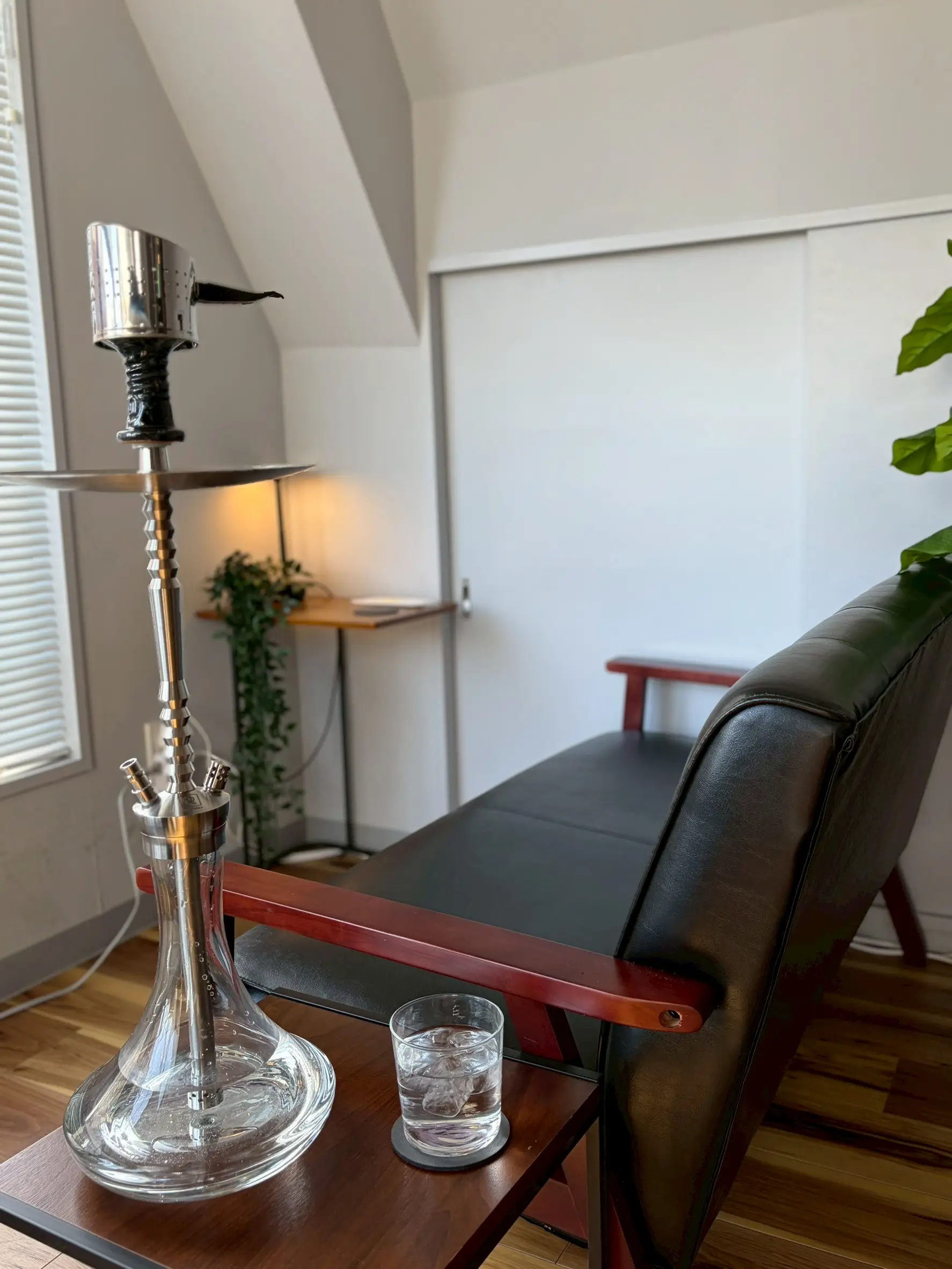 shisha bar IORI の窓際のソファ席と、テーブルに置かれたシーシャ