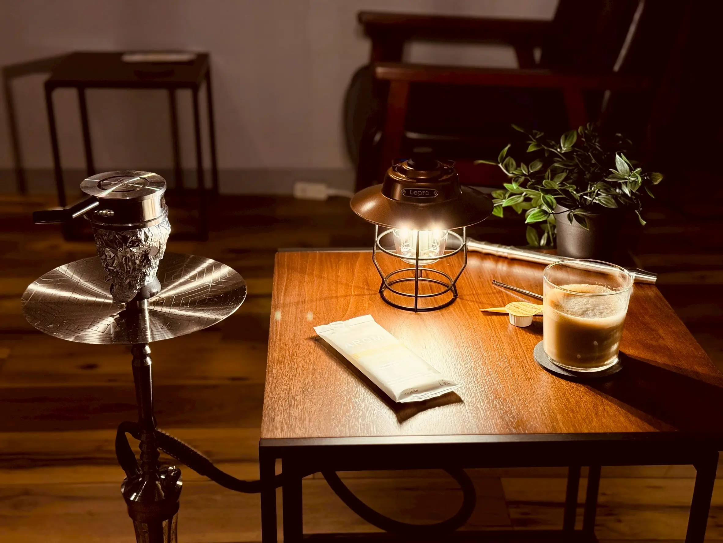 shisha bar IORI のランタンが灯るテーブル席とシーシャ
