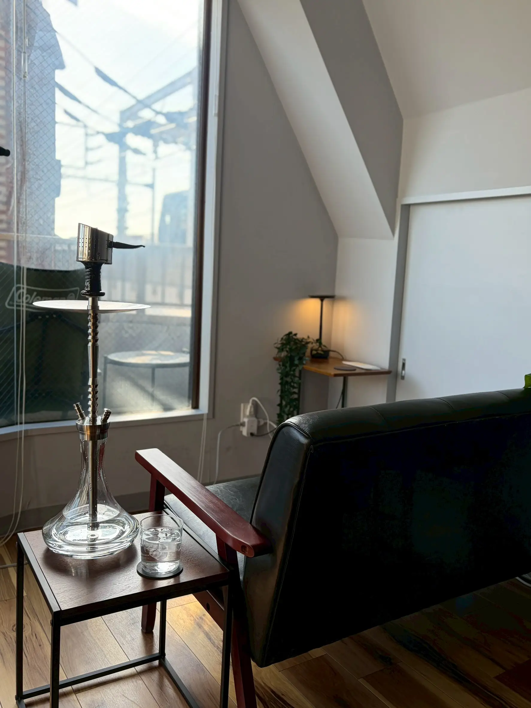 昼の shisha bar IORI。自然光が差し込む窓際のソファ席とシーシャ