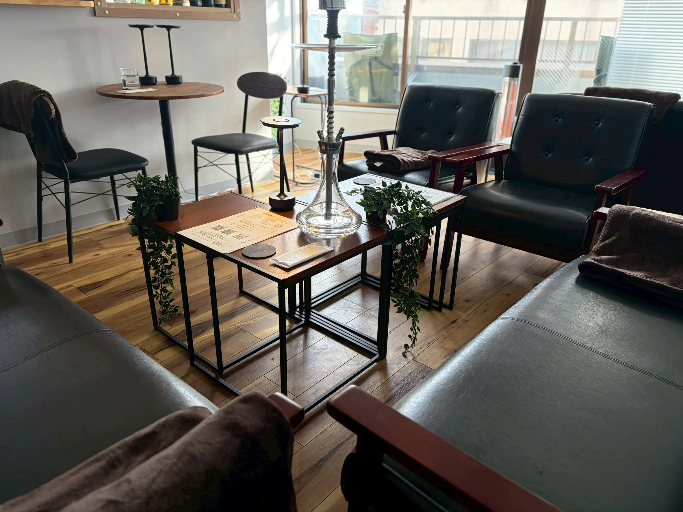 学芸大学 shisha bar IORI の店内。ソファ席と電源付きカフェテーブル
